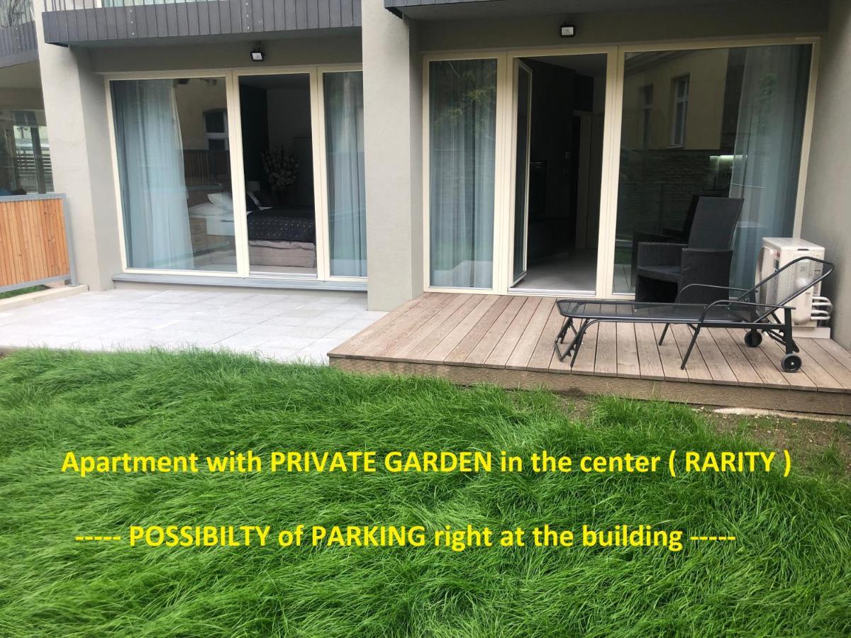 Luxury Apartment With Private Garden Praha Bagian luar foto