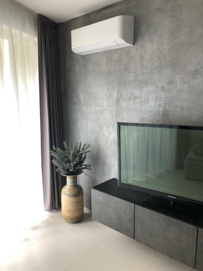 Luxury Apartment With Private Garden Praha Bagian luar foto