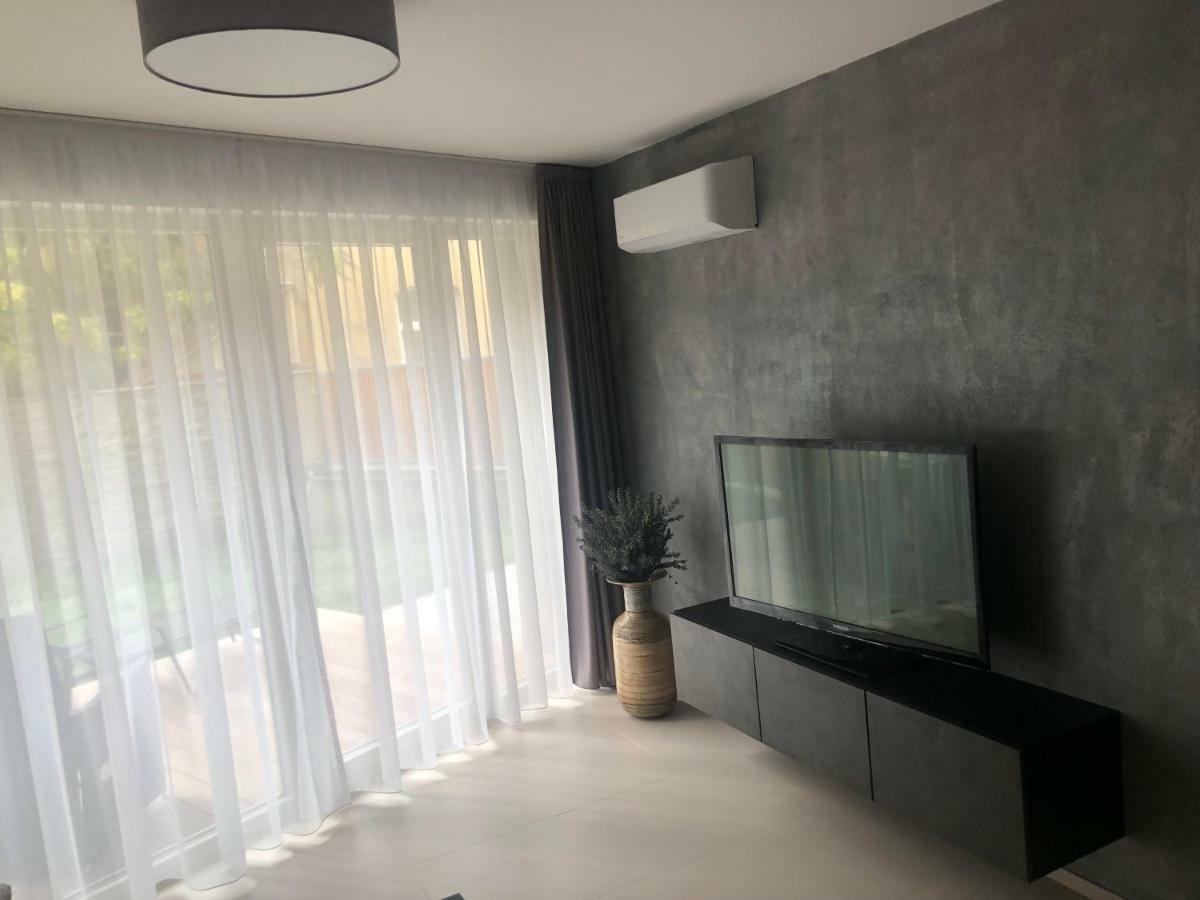 Luxury Apartment With Private Garden Praha Bagian luar foto
