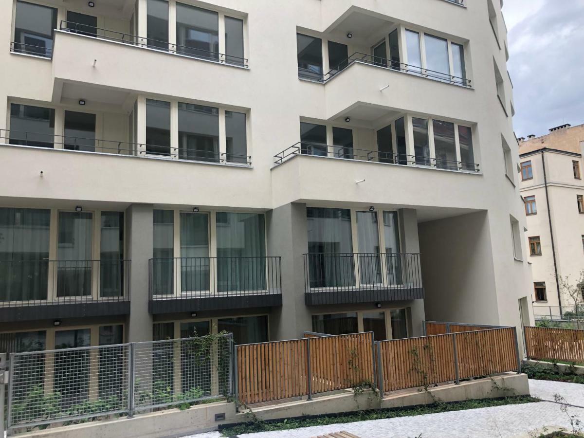 Luxury Apartment With Private Garden Praha Bagian luar foto