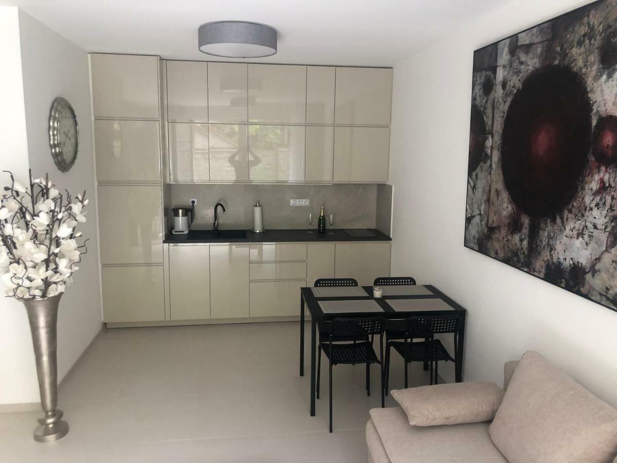 Luxury Apartment With Private Garden Praha Bagian luar foto