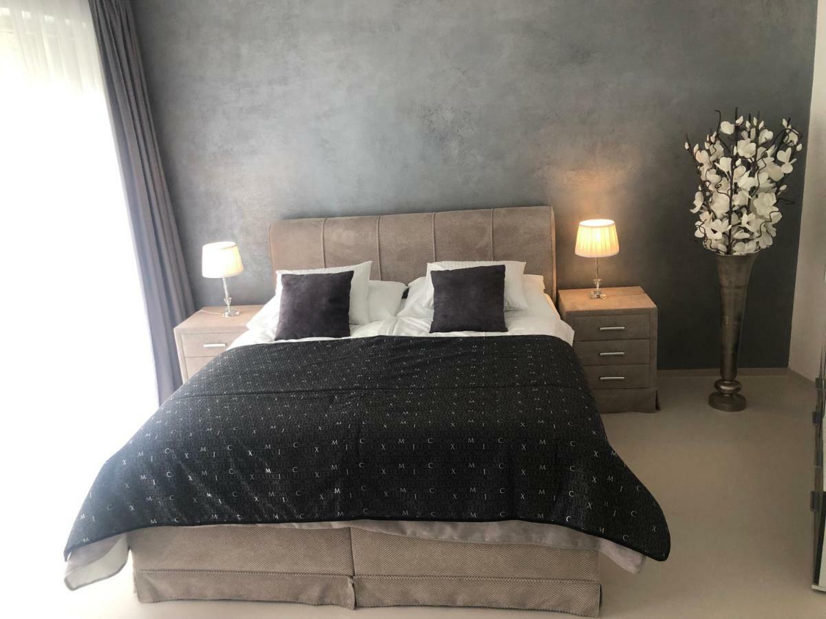 Luxury Apartment With Private Garden Praha Bagian luar foto