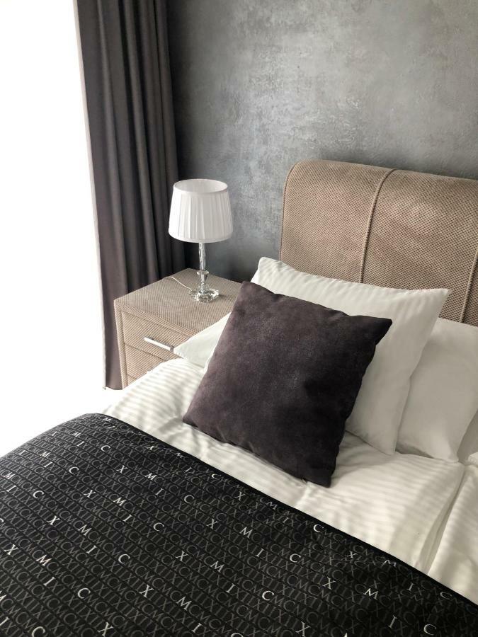 Luxury Apartment With Private Garden Praha Bagian luar foto