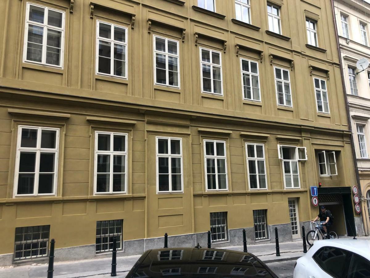 Luxury Apartment With Private Garden Praha Bagian luar foto